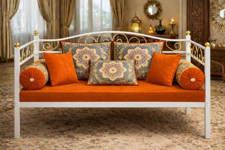ست کامل شاه نشین سنتی لوکس با کوسنها و بالش های مخملی و طرح اصیل ایرانی رنگ نارنجی