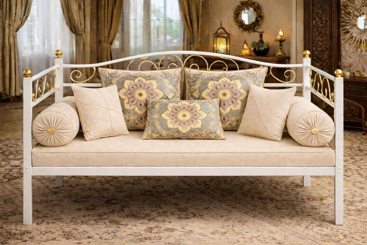 ست کامل شاه نشین سنتی لوکس با کوسنها و بالش های مخملی و طرح اصیل ایرانی رنگ کرم