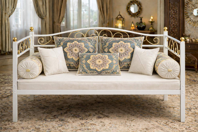 ست کامل شاه نشین سنتی لوکس با کوسنها و بالش های مخملی و طرح اصیل ایرانی رنگ سفید